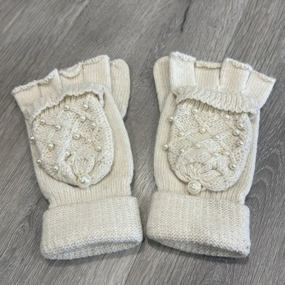 Women’s White Ivory Knit Francesca’s Pearl Winter Snow Fold Over Gloves